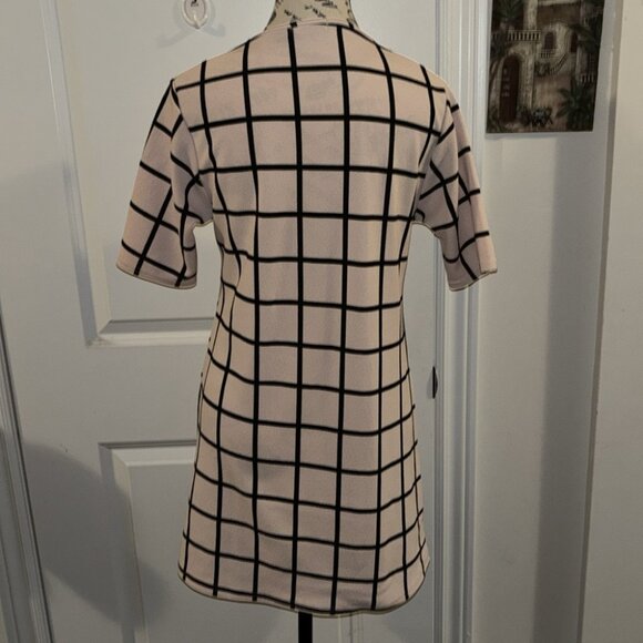 BOOHOO Women’s Black and Light Pink Short Sleeve Dress - Picture 3 of 4